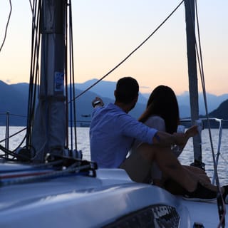 Lago di Como: Esperienza Romantica Vela & Tramonto