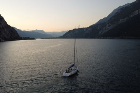 Lago di Como: esperienza in barca a vela al tramonto con cena in barca