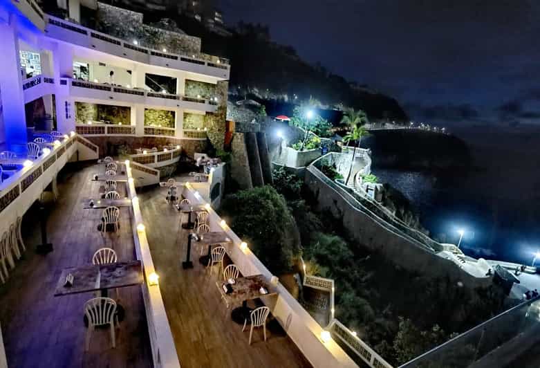 *Acapulco High Cliff Divers with 2 Drinks by Night GetYourGuide