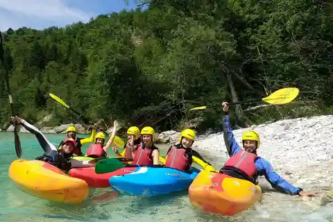 Bovec: escuela de kayak en el río Soča