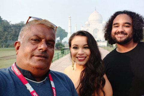 De Delhi: excursion privée d'une journée au lever du soleil au Taj MahalVisite avec voiture, guide et billets d'entrée