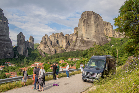 Atenas: Excursión de un día a los Monasterios y Cuevas de Meteora y opción de almuerzoVisita compartida en inglés con traslado en autobús desde Atenas