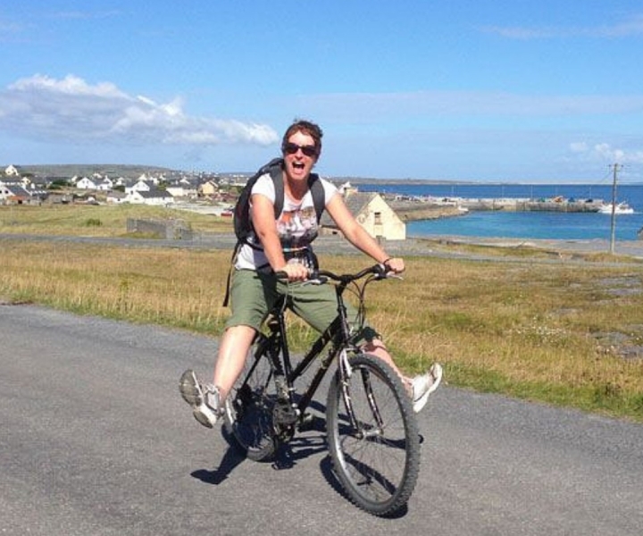 From Doolin: Day Trip to Inisheer with Bike or Tractor Tour