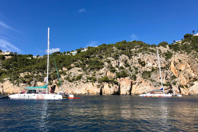 Dénia et Jávea : Excursion en catamaran à voile à Portixol avec barbecueDénia : croisière de 5 h avec déjeuner et place réservée sur les filets