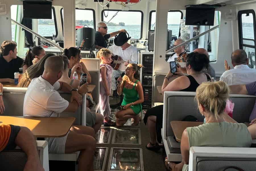 Charlottetown: Hafen bei Sonnenuntergang/Dinner-Bootsfahrt mit Live-Musik. Foto: GetYourGuide Charlottetown: Hafen bei Sonnenuntergang/Dinner-Bootsfahrt mit Live-Musik. Foto: GetYourGuide