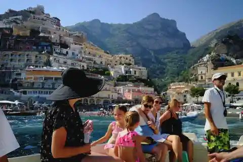 Sorrento: Yachtkryssning på Amalfikusten med drinkar och snacks