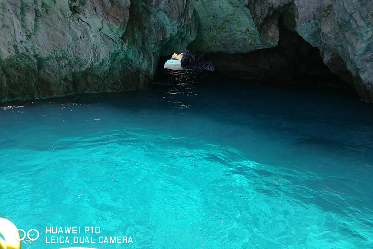 Sorrento: Amalfi Coast Yacht Cruise with Drinks and Snacks