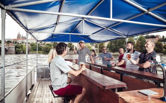 Prag: Private Radboot-Flussfahrt mit Bier oder Prosecco