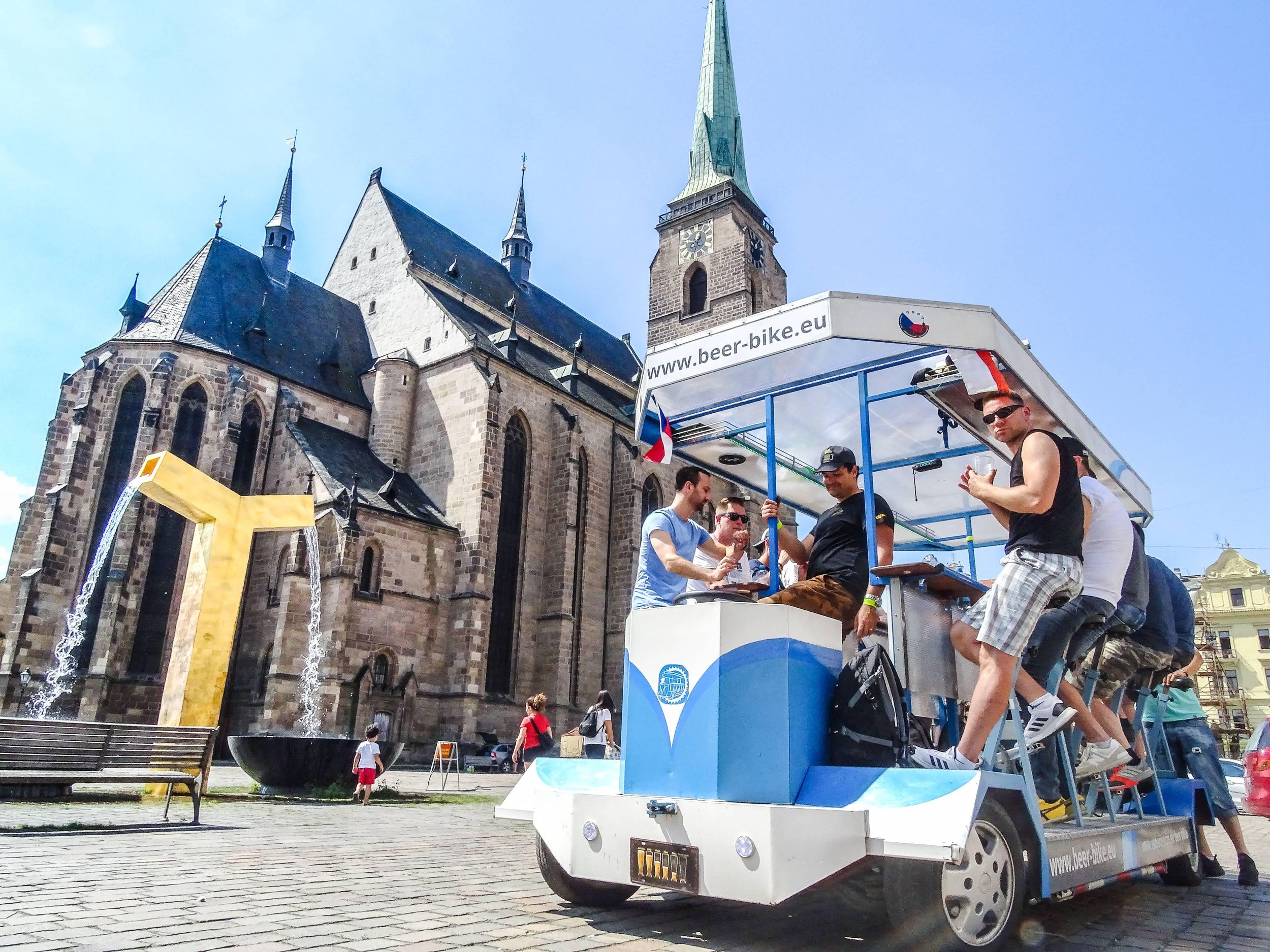 Pilsen: 1,5-stündige Bierbike-Tour mit unbegrenztem Bier