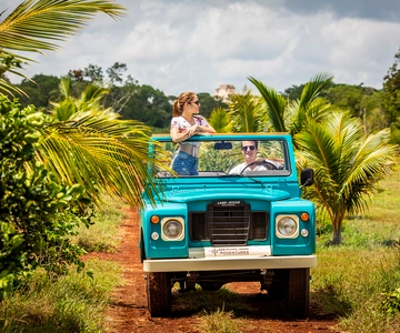 Private Plantations Tour in a Vintage Land Rover
