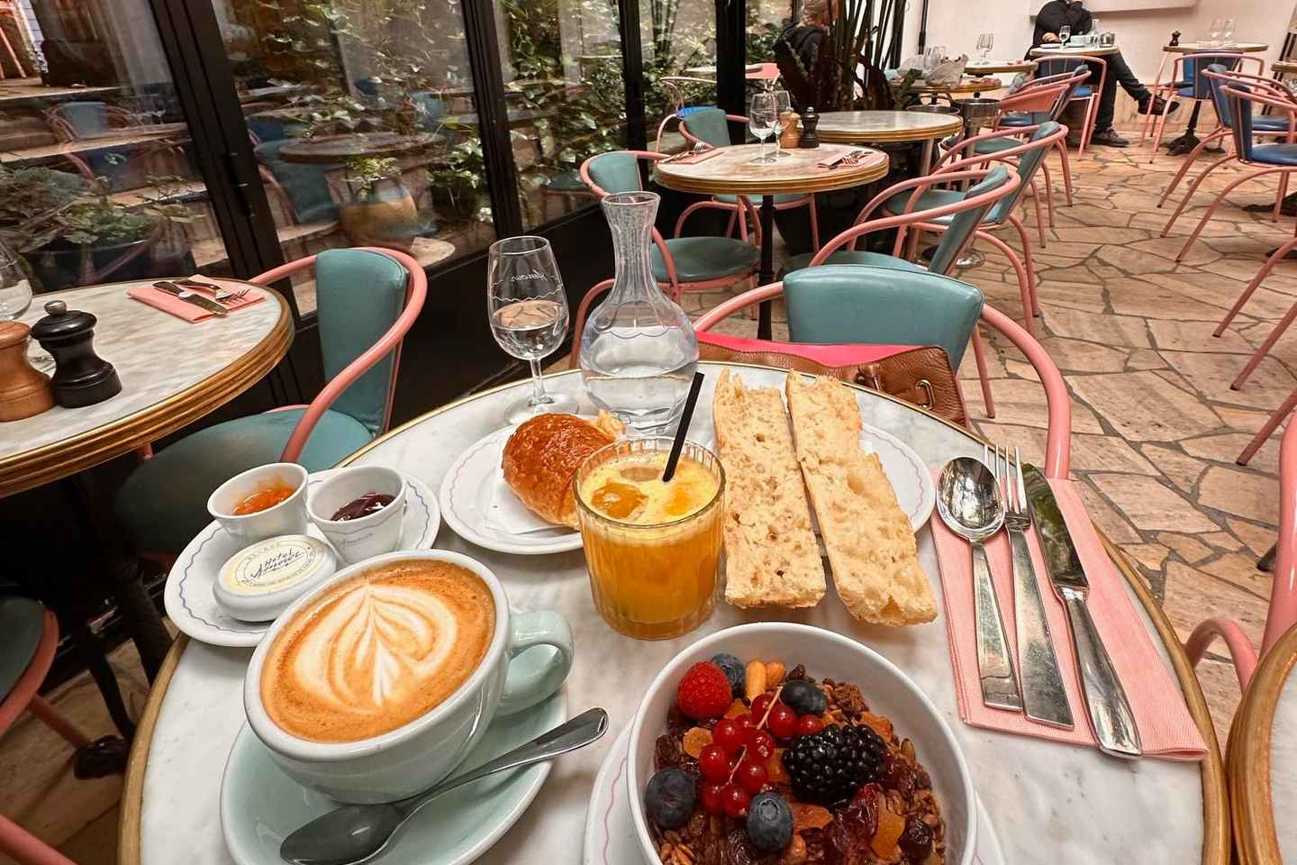 French lessons over a typical breakfast at the foot of Montmartre