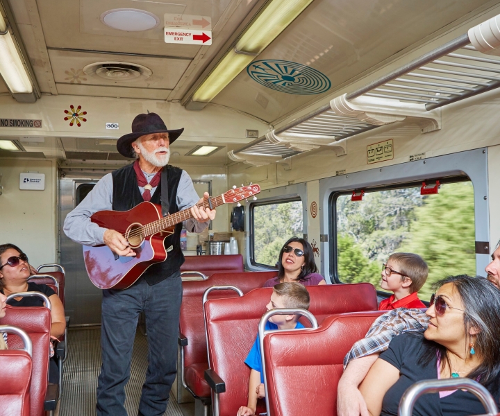 Williams: Grand Canyon Railway Tickets with Guided Bus Tour