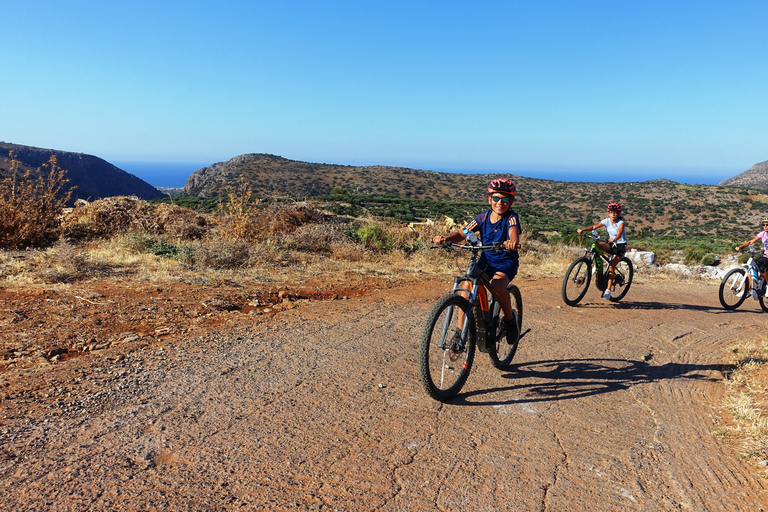 Pequenos vilarejos e a natureza de Creta. Passeio de E-BikeDe Analipsi: passeio off-road de bicicleta elétrica