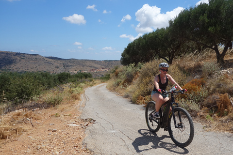 Pequenos vilarejos e a natureza de Creta. Passeio de E-BikeDe Analipsi: passeio off-road de bicicleta elétrica