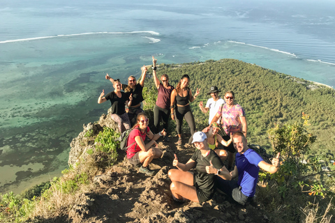 Mauritius: begeleide zonsopgangswandeling en klim naar de Le Morne-bergMauritius: Le Morne Brabant Guided Sunrise Hike and Climb