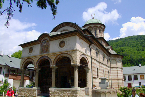 Bucarest: excursion privée de 2 jours dans les grottes et les monastères roumains