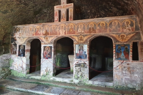Bucarest: excursion privée de 2 jours dans les grottes et les monastères roumains