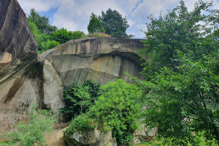 Bucarest: excursion privée de 2 jours dans les grottes et les monastères roumains