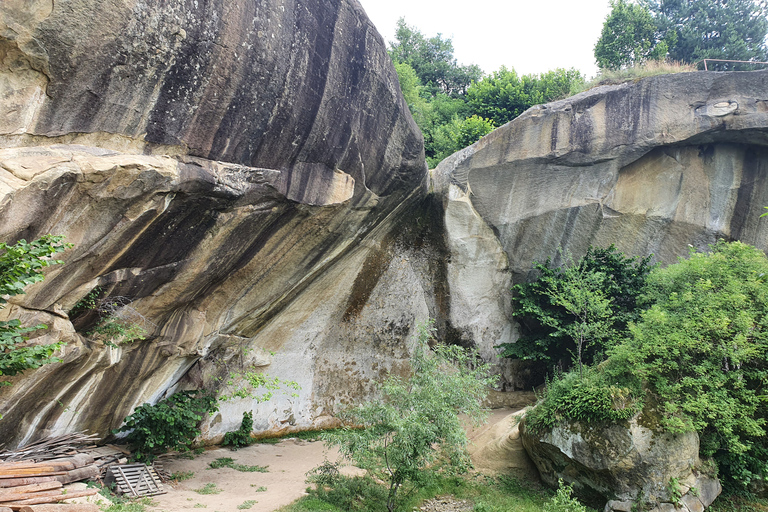 Bucarest: excursion privée de 2 jours dans les grottes et les monastères roumains