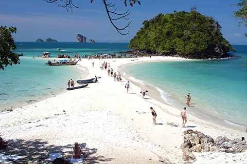 Krabi: Tour por las 4 islas en barco de cola largaPunto de encuentro en la playa de Railay