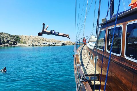 Ab Mykonos: Inseln Delos & Rhenia – Bootsfahrt mit BBQ
