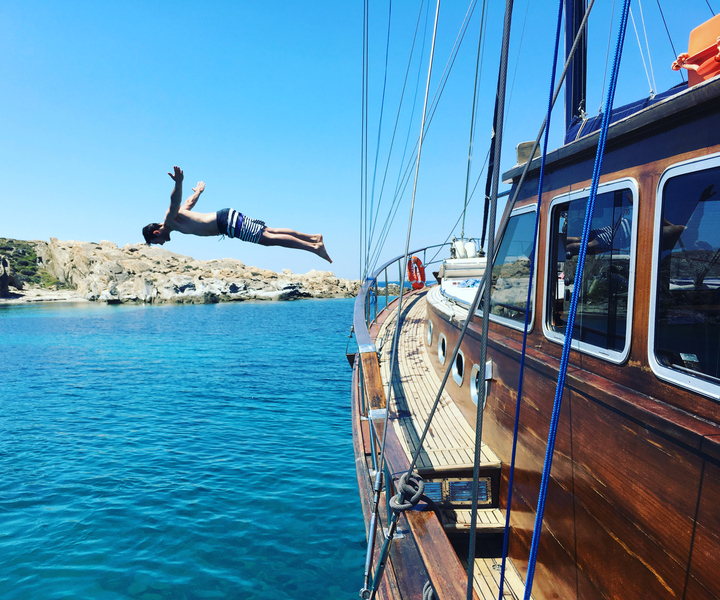 Mykonos: Delos & Rhenia Islands Cruise w/Meat and Veggie BBQ