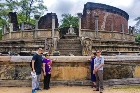 Polonnaruwa: Explore by Tuk-Tuk Tour