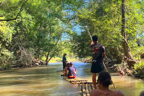 Khao Sok: Excursión Privada en Balsa de Bambú y Templo de la Cueva de la SelvaAventura privada