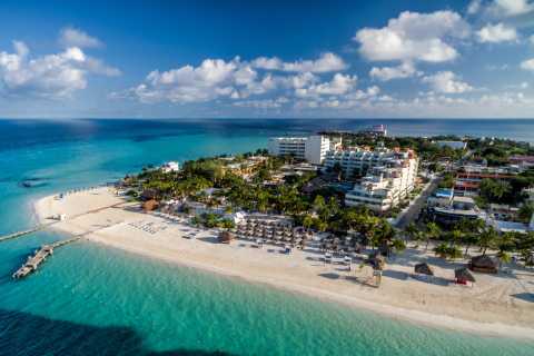 Cancún: Isla Mujeres Snorkeling, Golf Cart Tour & Beach Club