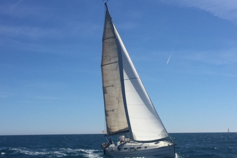Barcelona: Sailing Experience With Brunch