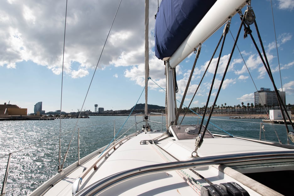 Barcelona: Viaje en velero con brunch