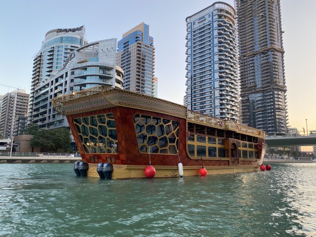 Dubai Marina: Dinner Cruise in a Traditional Boat