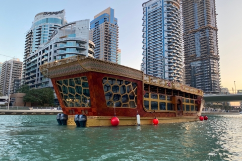 Dubai Marina: Bootsfahrt mit Abendessen in einem traditionellen Boot