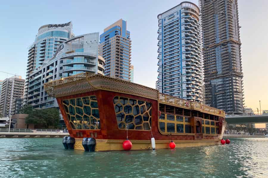 Dubai Marina: Dinner-Kreuzfahrt auf einem traditionellen Boot