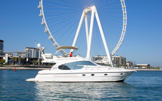 Dubai Marina: Private Yachttour für bis zu 10 Passagiere