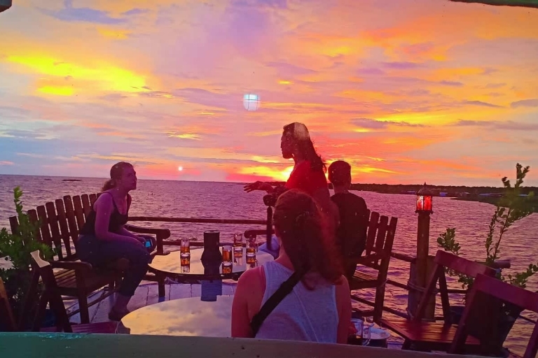 Cena al atardecer en el pueblo flotante de Tonlé SapCrucero con cena al atardecer: Lago Tonle Sap en Camboya