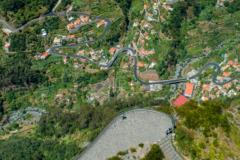 Madeira: Passeio de 4X4 pelos Currais das Freiras e Pico AreeiroPasseio compartilhado