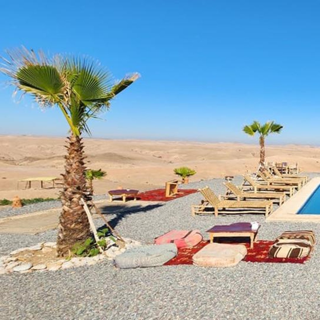 Balade à dos de chameau au coucher du soleil dans le désert d'Agafay avec dîner et piscine - dromadaire