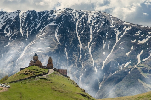 Tbilissi: visite d'une journée dans les montagnes Kazbegi, Gergeti et AnanuriVisite partagée avec déjeuner