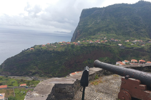 Från Funchal: Tur till Santana och Pico do Areeiro på östra ön