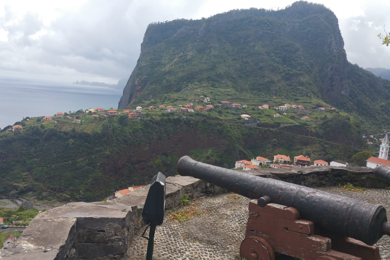 Från Funchal: Tur till Santana och Pico do Areeiro på östra ön