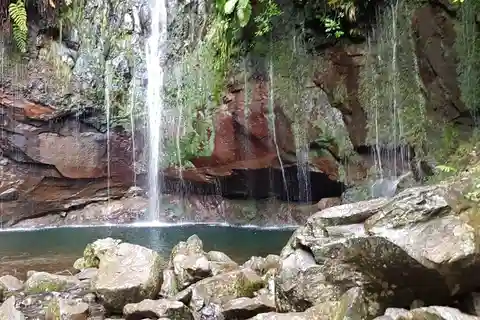 Madeira: Bergwanderung mit Lagune und Wasserfällen
