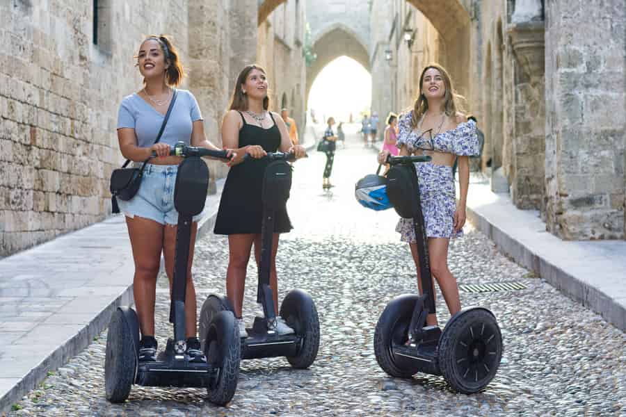 Rhodos: Entdecke die mittelalterliche Stadt auf einem Segway. Foto: GetYourGuide Rhodos: Entdecke die mittelalterliche Stadt auf einem Segway. Foto: GetYourGuide