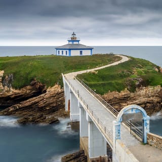 Desde Santiago: Tour a Playa Catedrales+Asturias+Isla Pancha