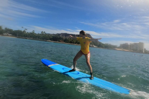 Plage de Waikiki : Leçons de surfWaikiki : cours de surf en groupe (à partir de 14 ans)