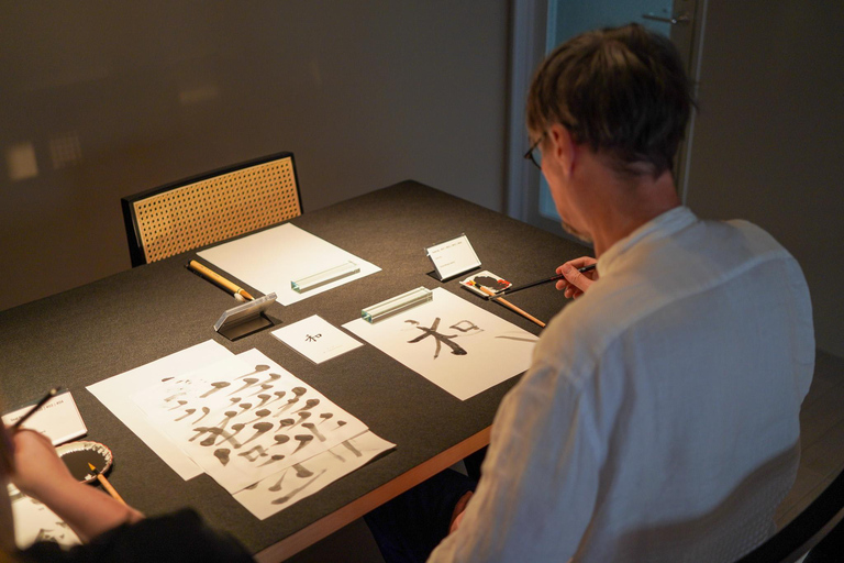 Taller de caligrafía en Kioto: diseña tu logotipo kanji en papel washiTaller de caligrafía en Kioto: diseña tu logotipo kanji en washi