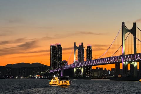 Busan: Group Sightseeing Yacht Cruise with Snacks and Drinks - Image 2