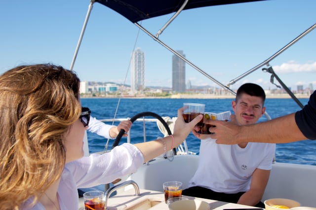 Barcellona: crociera in barca a vela con snack, bevande e paddleboard