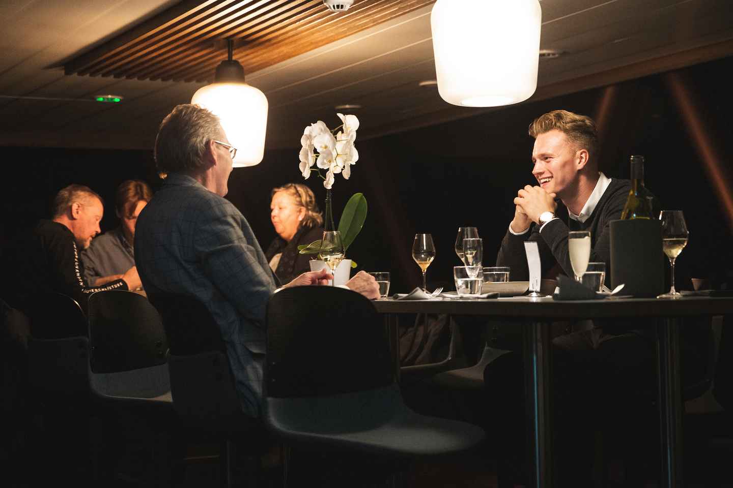 Svolvær: Auroras Boreales y Crucero Full Steam con Degustación