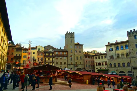 Arezzo: Guided Walking Tour with Piazza Grande